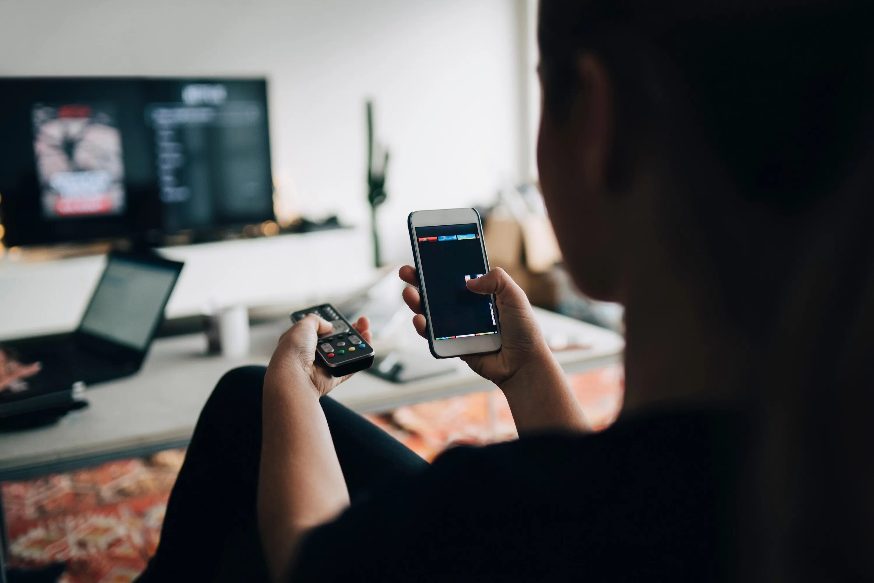 Мужчина с телефоном. Девушка с телефоном. Человек с телефоном в руке. Контакты компании. Девушка со смартфоном.