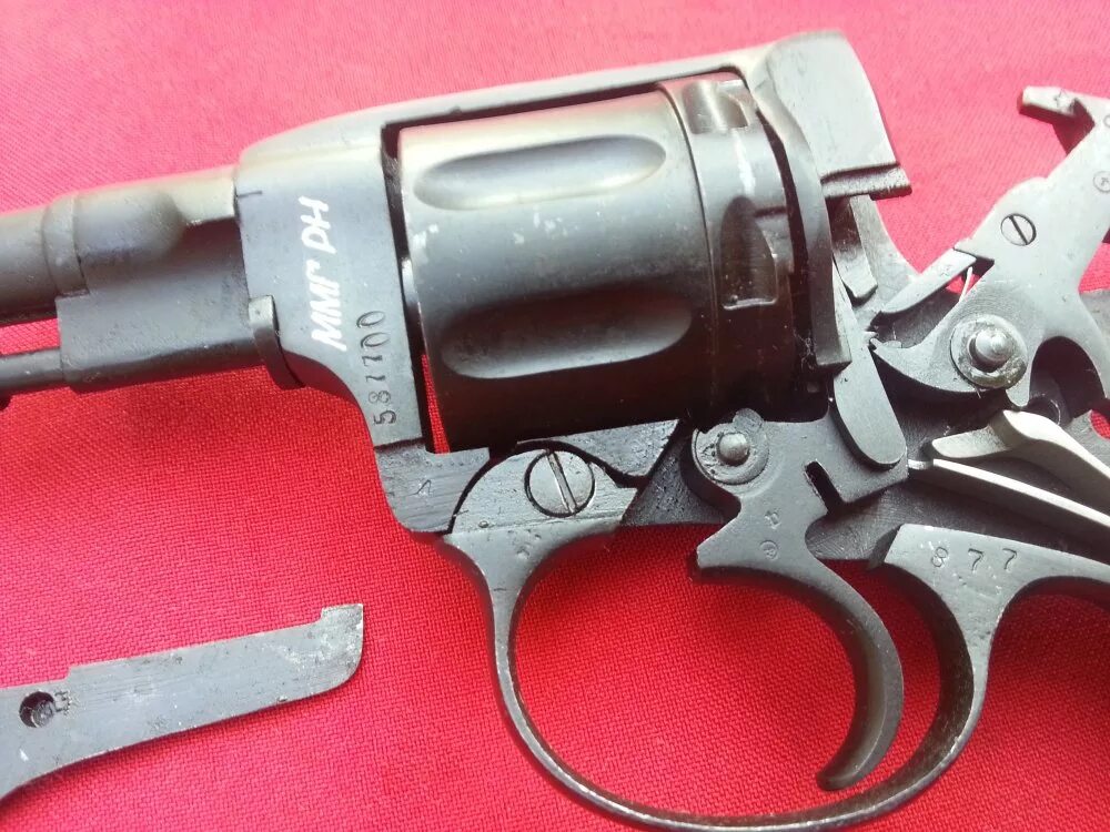 Работа револьвера. Наган м1895. Револьвер Наган 1895 года. Детали револьвера Наган 1895. Револьвер Nagant 1895 по деталям.
