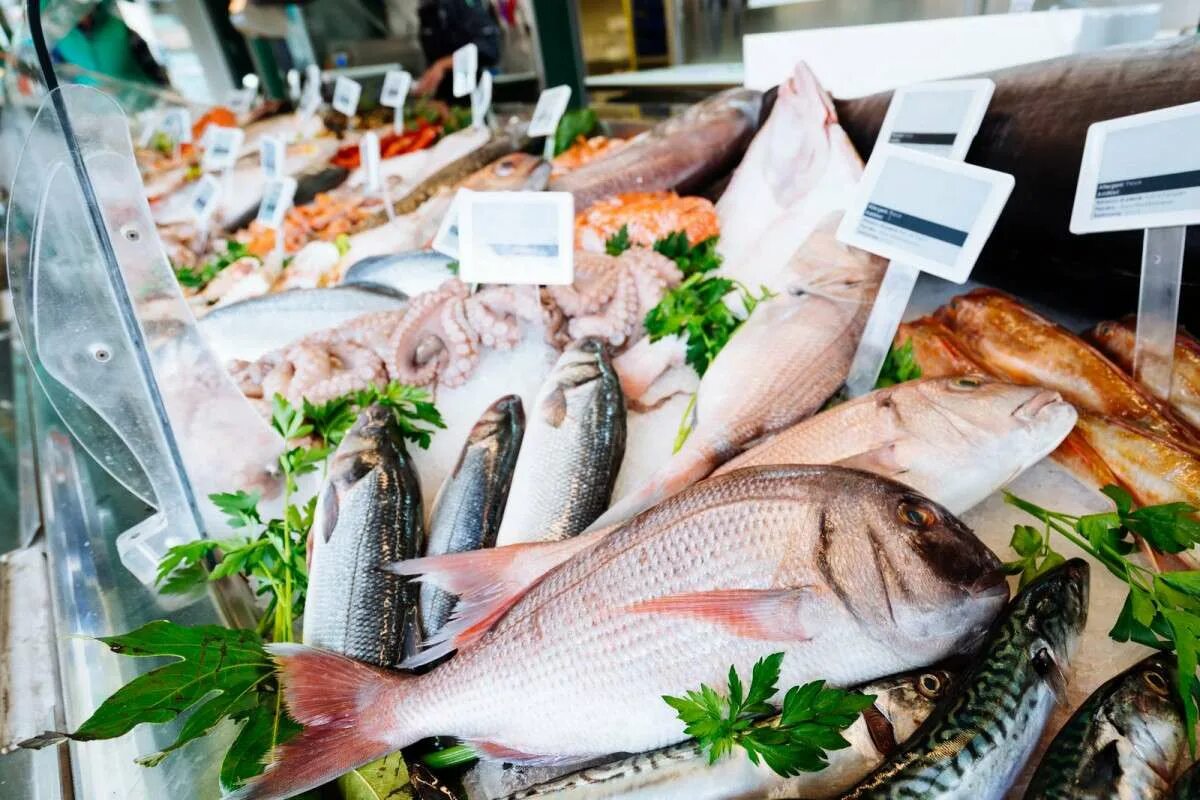 Рыбное купить рыбу. Рыба на рынке. Рыба на прилавке. Рыбный прилавок. Рыбный рынок.