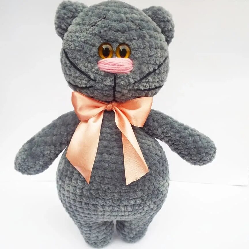 Плюшевый котик крючком. Вязаные игрушки. Плюшевый кот амигуруми басик. Связанные игрушки. Вязаный кот басик из плюшевой пряжи.