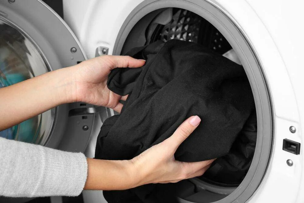 Скрежет при стирке. Одежда в стиральной машине. Стиральная машина черная. Черная одежда стирка. Стирка одежды в стиральной машине.