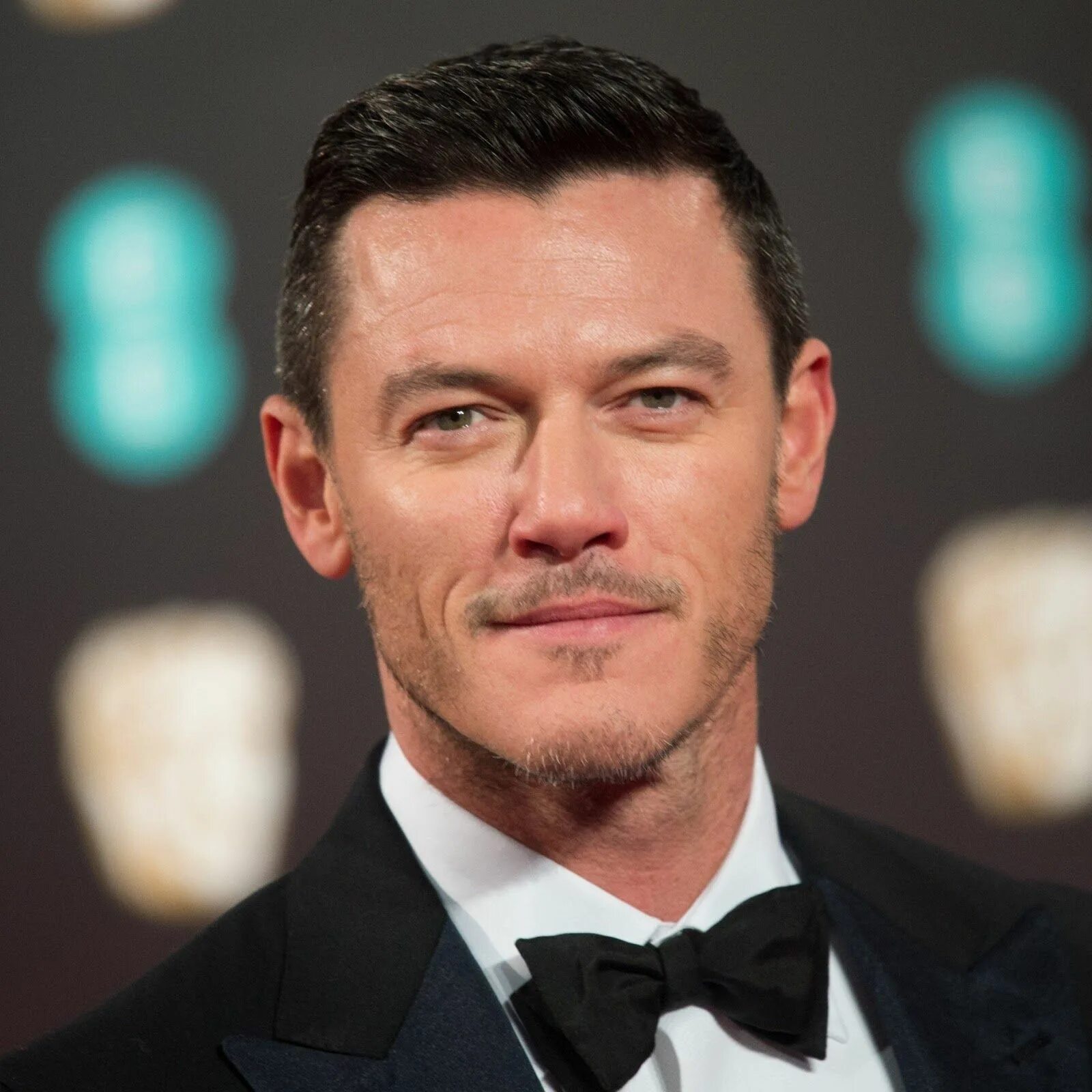 Luke evans. Люк Эванс Luke Evans. Люк Эванс 2021. Люк Эванс 2022.