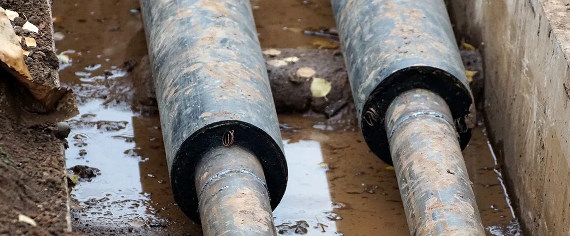 Изношенные трубы. Прорыв теплосети. Теплосети повреждения трубопроводов. Теплосети воткинского района. Аварийные раскопки на тепловых сетях.