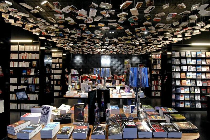 Ночной книжный магазин. Cook and book, Брюссель, Бельгия. Необычные магазины. Необычные книжные витрины. Необычные книжные магазины.