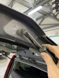 Как заменить упоры багажника