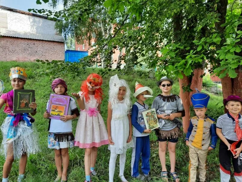 Литературное дефиле. Книжное дефиле. Дефиле литературных героев в библиотеке. Дефиле литературных героев в библиотеке. Дефиле литературных героев в библиотеке.