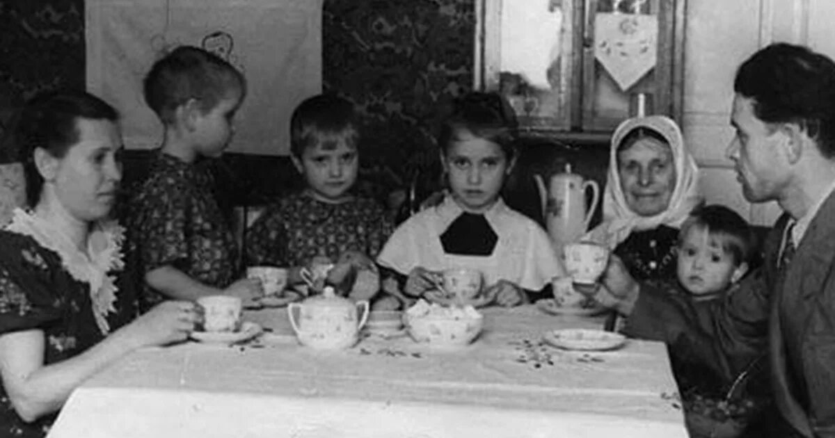 Семья советских семь детей. Семья ссср. советская семья за столом. советские дети за столом. советская семья 50-х годов.