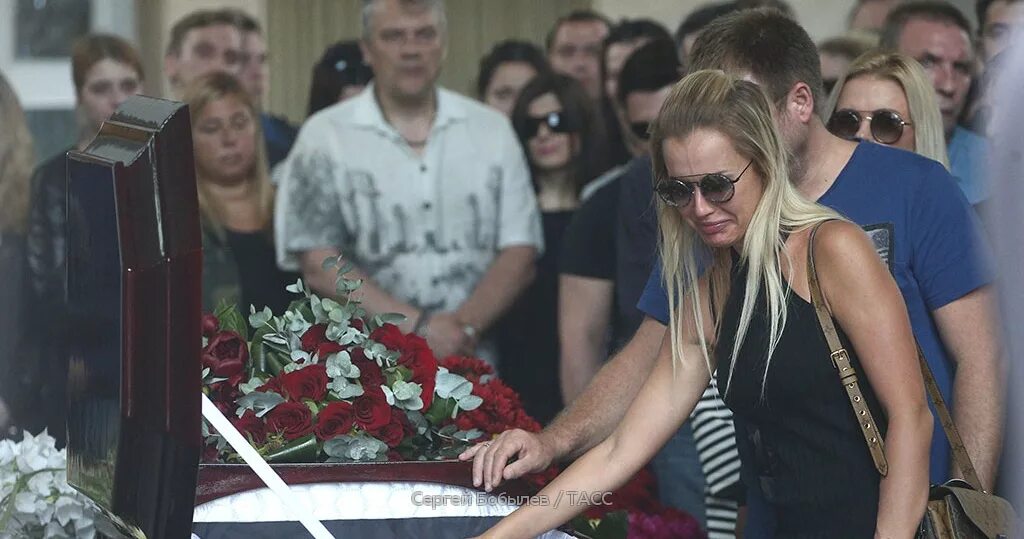 Могила сергея супонева. Кирилл канахин актер. Могила кирилла толмацкого 2020. Что случилось с актером кириллом. Кирилл иванченко актер.