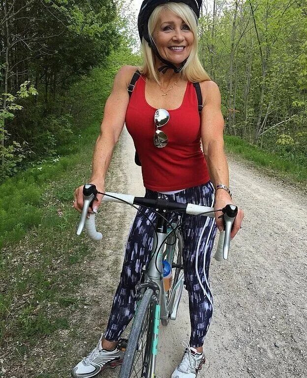 Бабушка 30 лет. 61-летняя линда джагер из канады. линда джаггер 62 года. линда джаггер фитнес. 61 летняя бабушка бодибилдер.