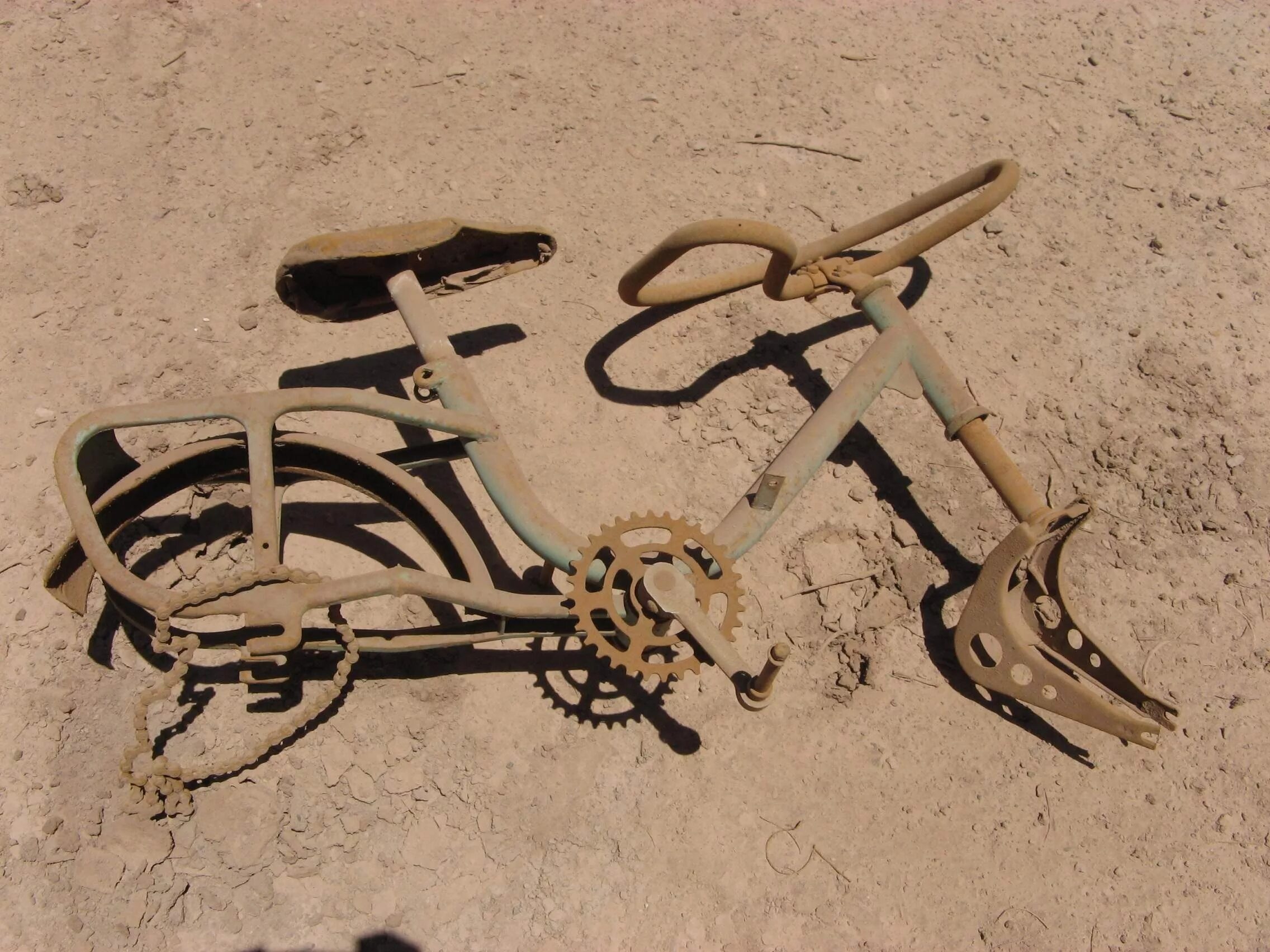 Великий разбить. Поломанный велосипед. Сломанный велосипед. Старый сломаныйвелосипед. Старый сломанный велосипед.