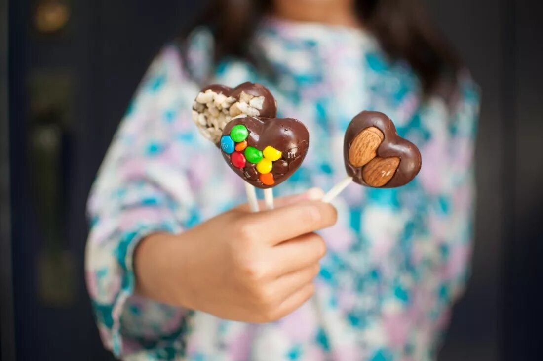 Изготовление сладостей. Конфета в руке. Сладости для детей. Мастер класс шоколадные конфеты. Необычные конфеты.