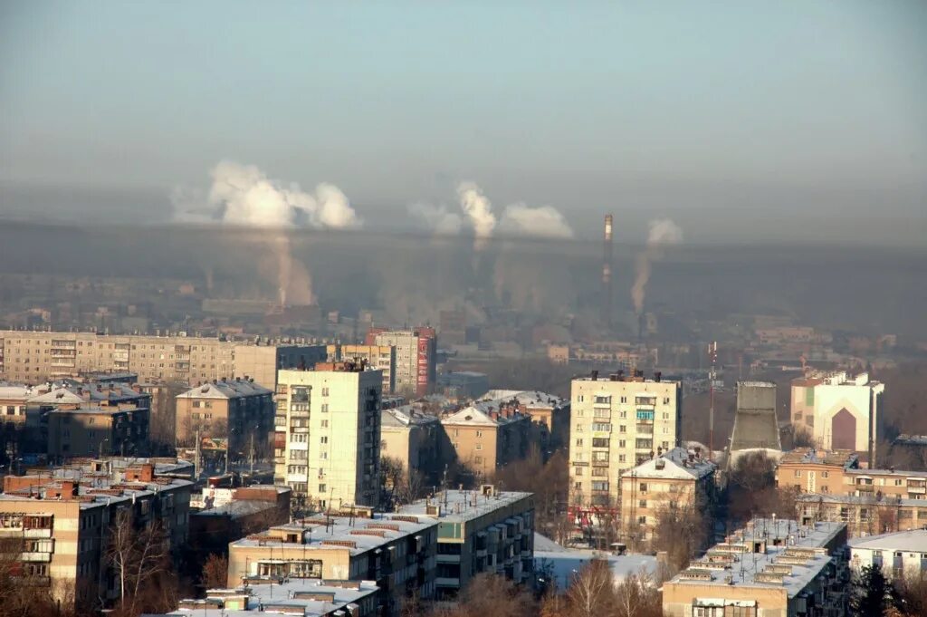 Челябинский металлургический комбинат выбросы. Задымление в городе. Город в дыму. Линьфэнь китай загрязнение. Трубы завода дымят.