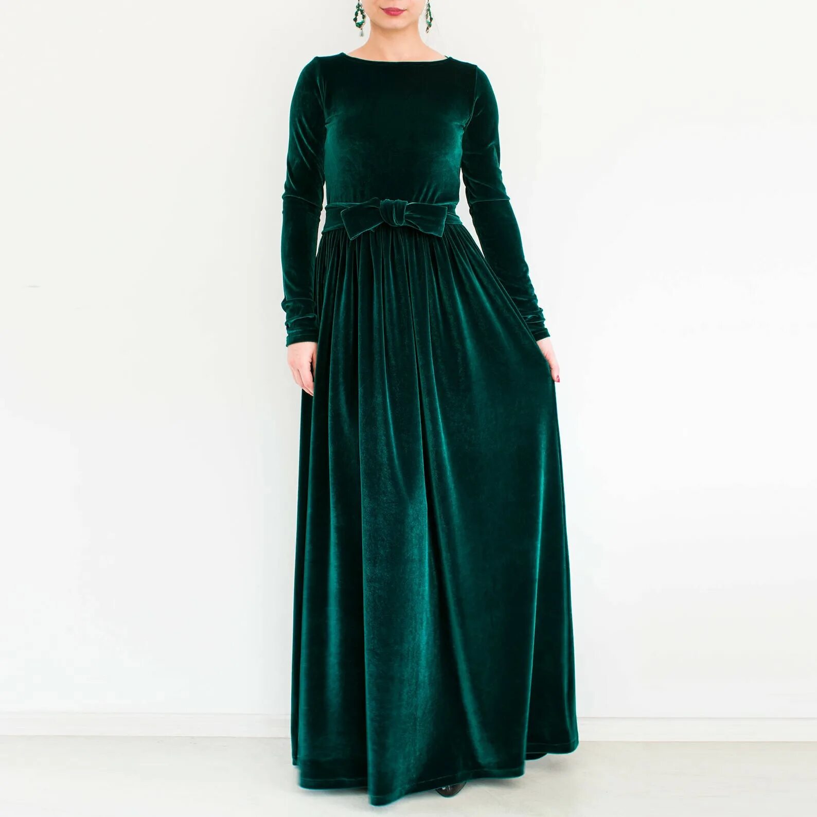 Длинное бархатное платье. Marella зеленое бархатное платье. Бархатное платье 2020 макси. Вельветовые платья макси размер плюс. Вельветовое Изумрудное платье.