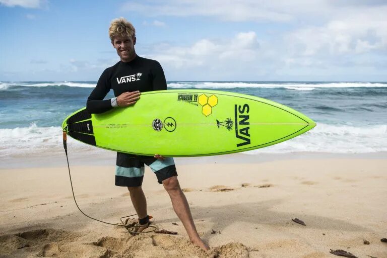 Surf forecast. Доска для серфинга на стене. Серфинг пляж. Серф августа. Серф sup пляж.