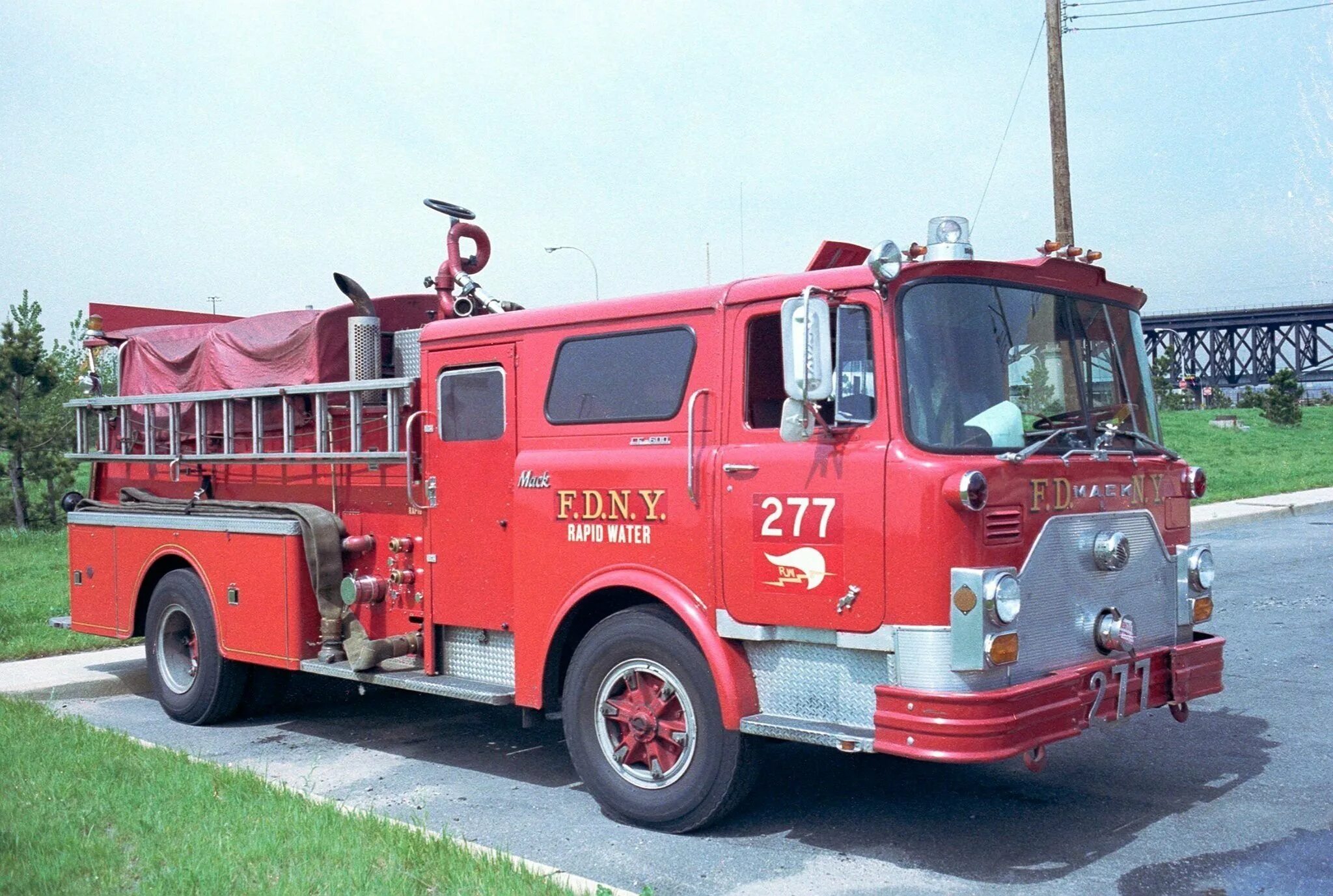 Пожарный грузовик Mack. Mack CF 1960. Mack CF 1977. Mack Fire Truck 1960. Пожарный грузовик