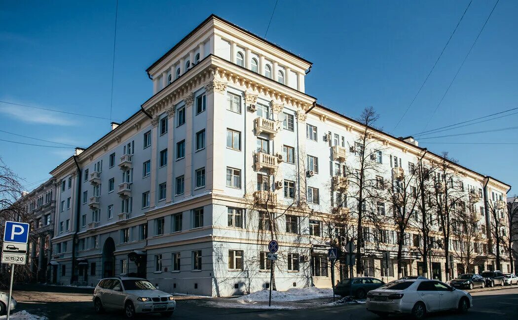 Сталинский ампир челябинск. Дом сталина в москве на кутузовском проспекте. Сталинка кутузовский проспект эркер. Москва первомайская 4 сталинка. Трехэтажная сталинка рязань.