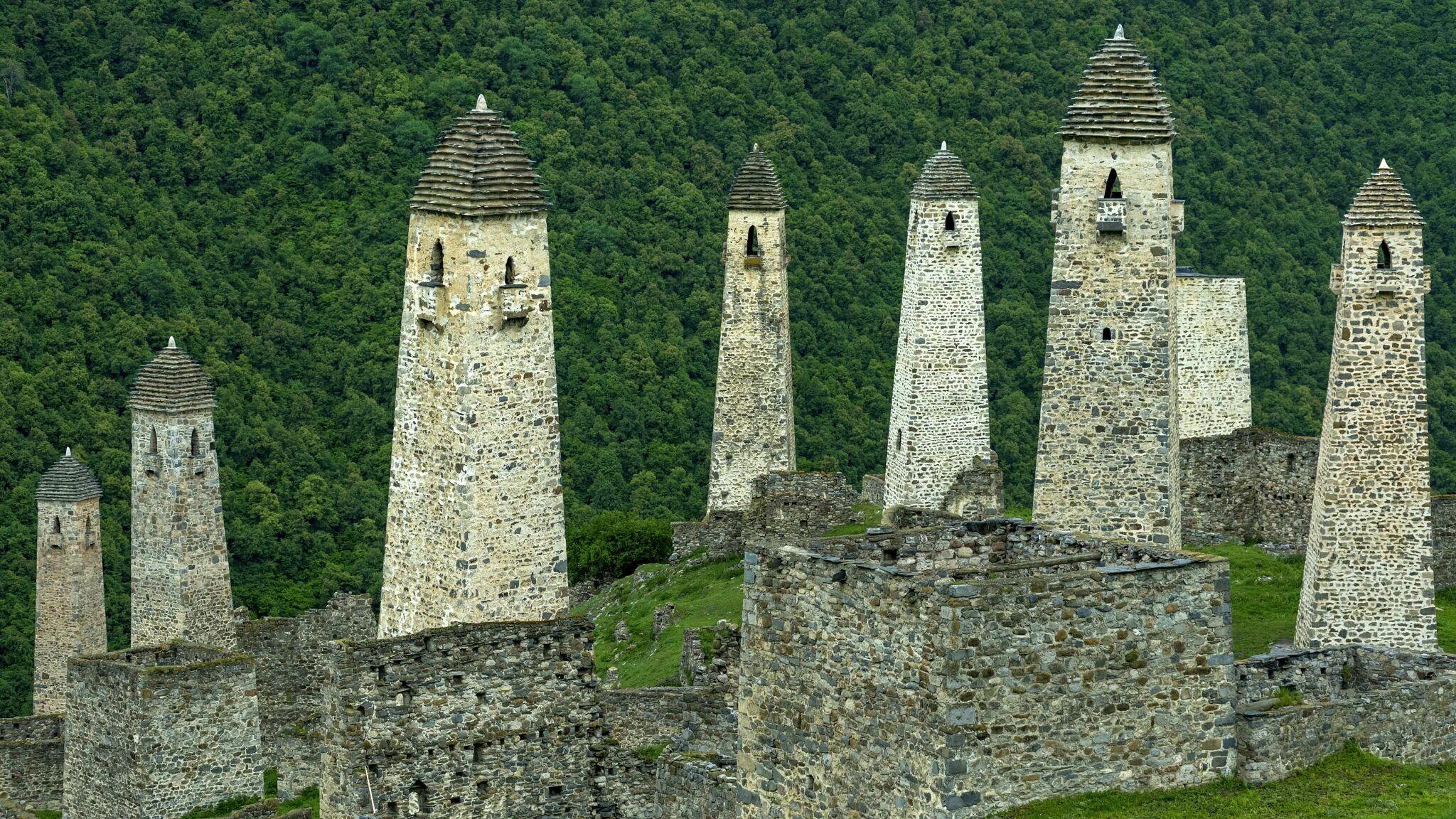 Древности кавказа. Башни Эрзи Ингушетия. Башенный комплекс Эрзи. Горная Ингушетия башенный комплекс «Эрзи». Жилые башни Ингушетии Эрзи.