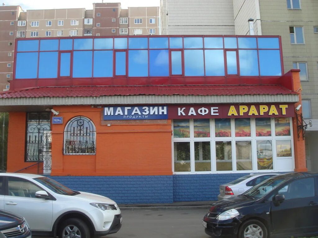 Жилой дом с магазином на первом этаже. Магазин у дома. Магазины в жилых домах. Разливайка в жилом доме. Магазин на первом этаже.