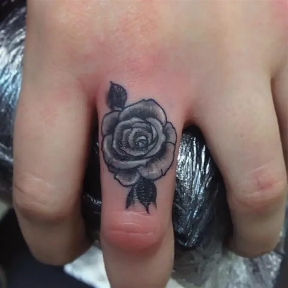 Rose finger. Эффект розочки на пальце. women&#039;s ring finger tattoo cover up.