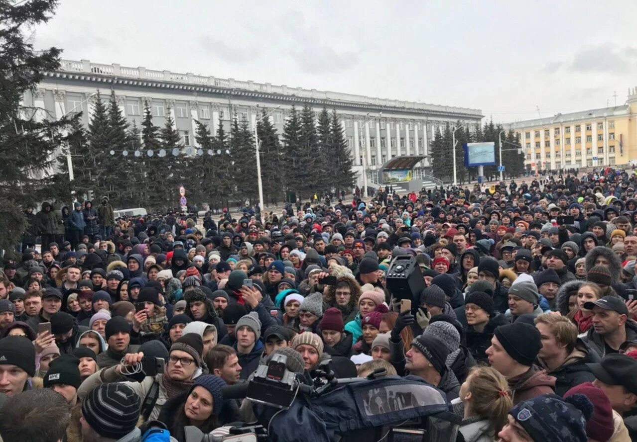 Кемерово митинг. Митинг в Кемерово сегодня. Кемерово люди. Зимние митинги.