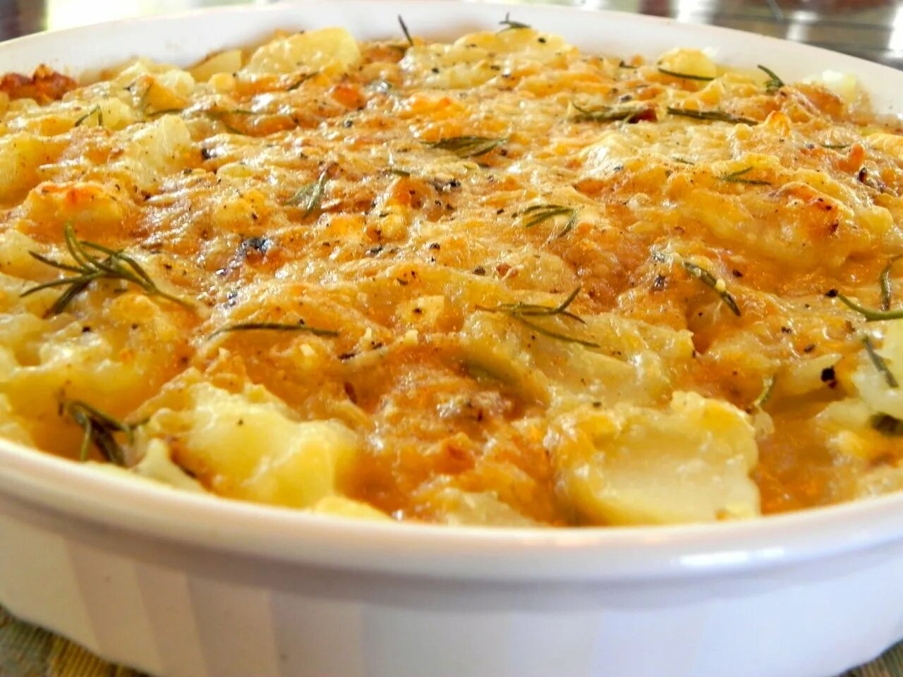 Грудка с картошкой в духовке со сметаной. Запеканка картофельная с курицей. запеканка с курицей и картошкой. запеканка с куриным филе. картофельная запеканка с куриным филе.