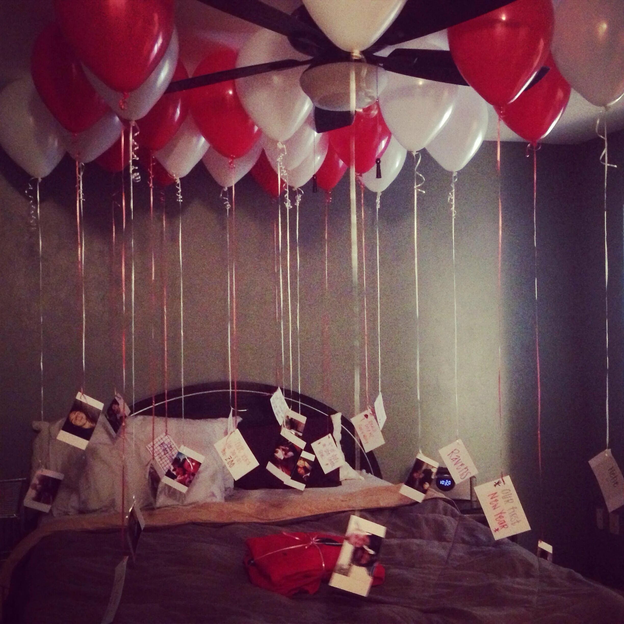 Воздушные шары в комнате. Романтический подарок девушке. Украсить комнату шариками. Девушка с сюрпризом. Проявить удивить