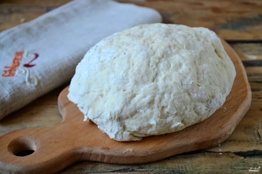 Тесто для пирожков дрожжевое очень вкусное как пух на молоке. Дрожжевое тесто с сырыми дрожжами. Дрожжевое тесто на кефире. Тесто на дрожжах. Тесто на дрожжах.