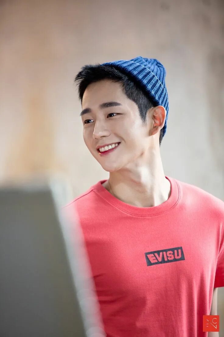 Чон хэ ин встречается. Jung hae. чон хе ин. чон хэ ин актер. чжон хэ ин торс.