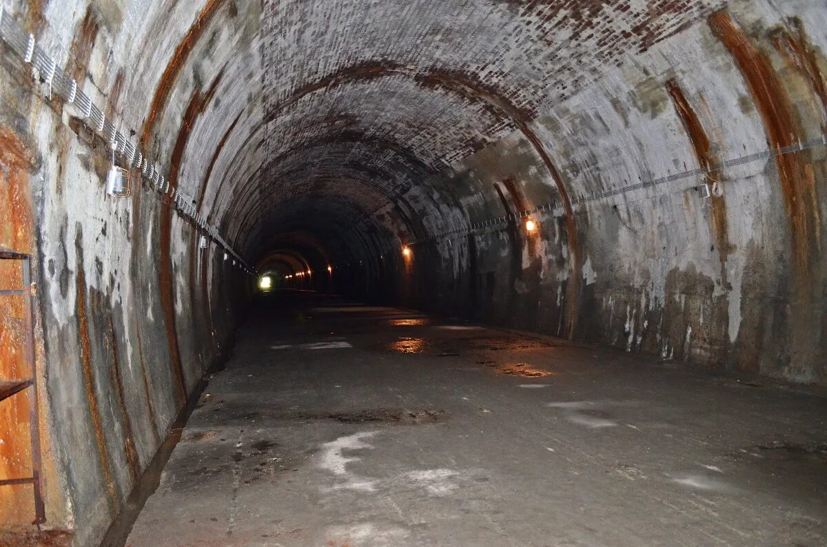 Бомбоубежище в нижнем новгороде. Бетонный тоннель. Туннель бункера. Бетонный бункер. Туннель в здании.