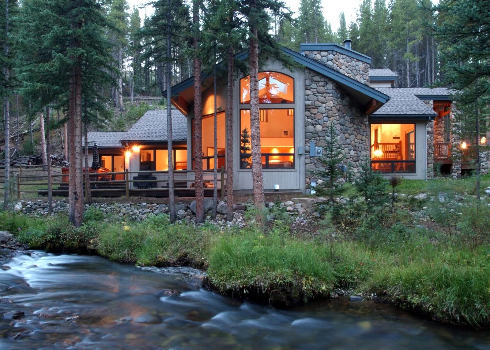 Vacation cabin. Timeshare house. cabin living - discovering the simple american getaway.