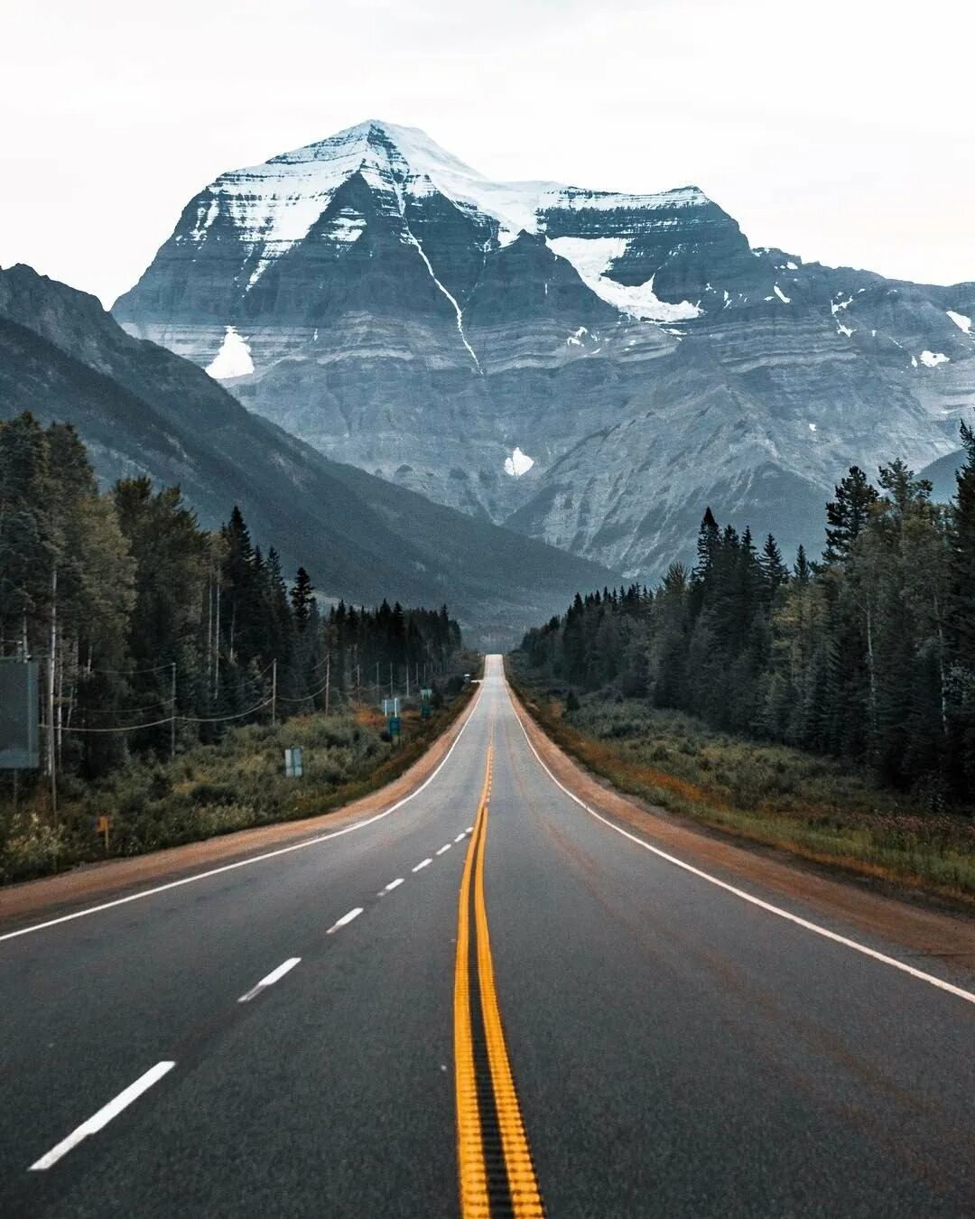 Национальный парк Джаспер Канада. Дорога в гору. Красивая дорога. Горы с дорогой. Дорога спереди