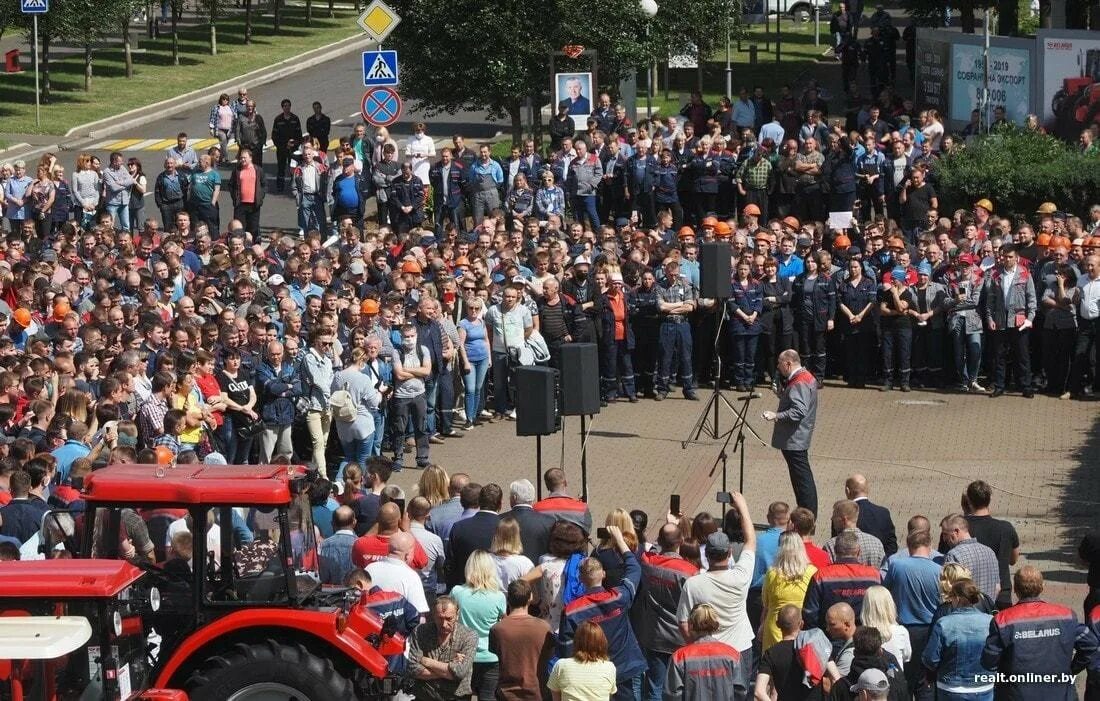 Беларусь поднялась. Белоруссия минск. Сильный ветер в беларуси. Ураганный ветер. Беларусь футбол сборная.