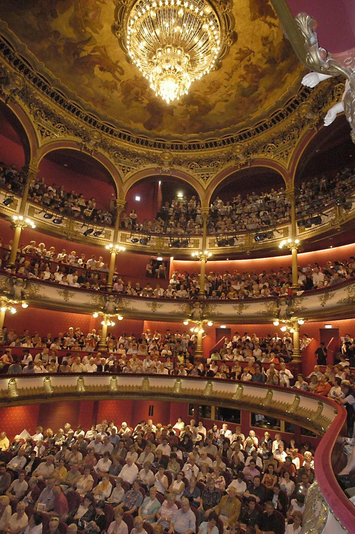 Le theatre. Les Celestins театр. Les Celestins театр внутри. Зал оперного театра Франция. Опера театр.