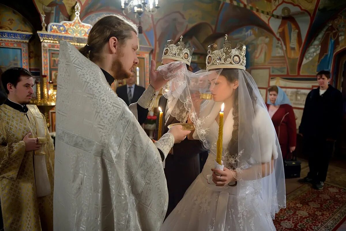 Можно ли в церковь в шапке женщине. Чин венчания второбрачных. Тайное венчание в церкви. Венчание РПЦ.