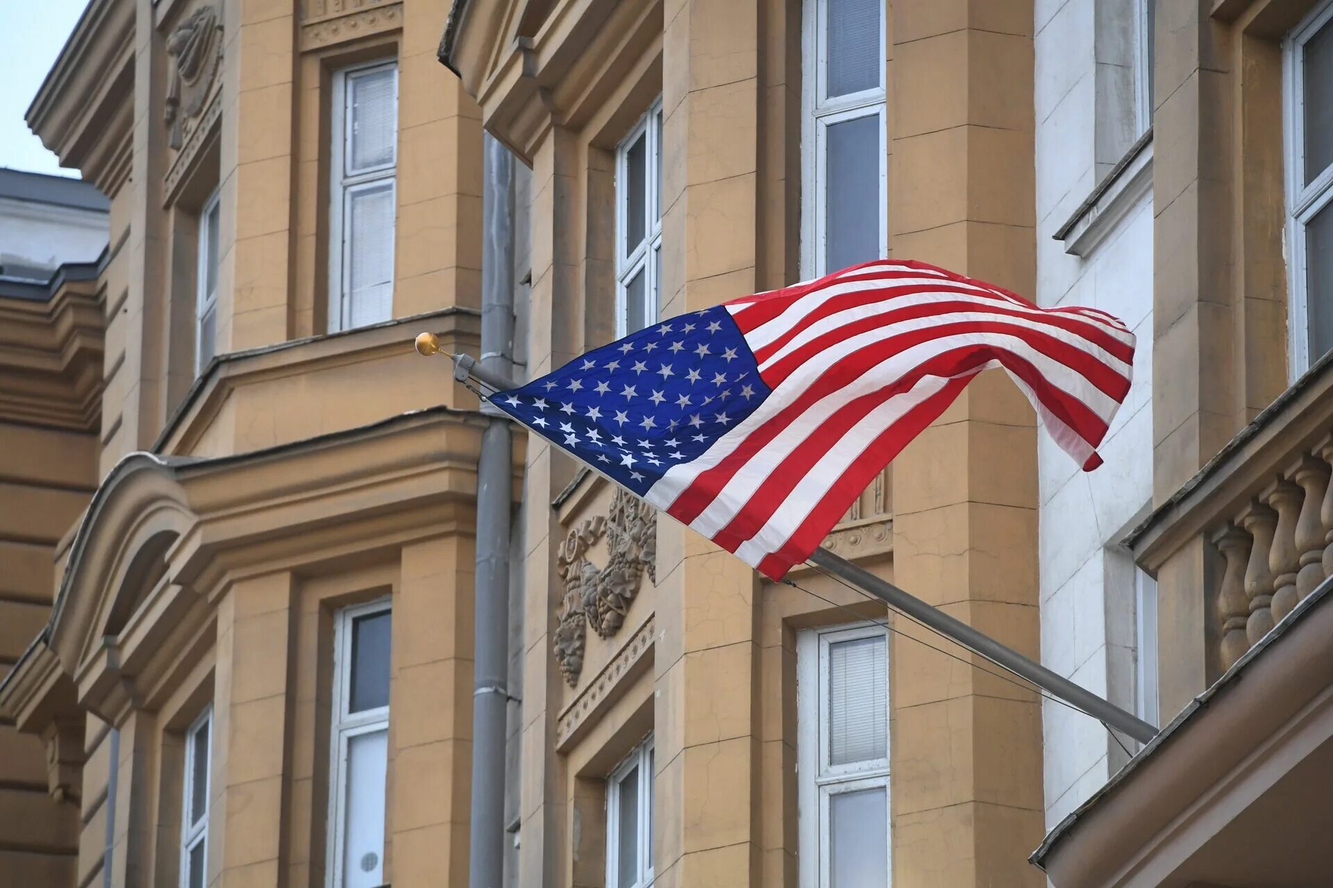 Здание посольства сша в москве. Посольство сша в москве. Посольство соединенных штатов америки, москва. Посольство штатов. Здание посольства сша в москве.