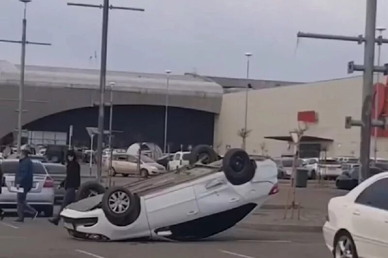 В краснодаре авария иномарка. Краснодар дтп на парковке. Парковка оз молл краснодар. Дтп краснодар 21. Краснодар дтп на парковке.