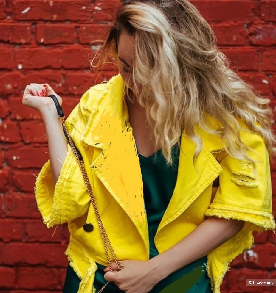 Где купить желтую. Яркая куртка. Джинсовка желтая женская. Желтая джинсовая куртка женская. Желтая джинсовка овер айз.