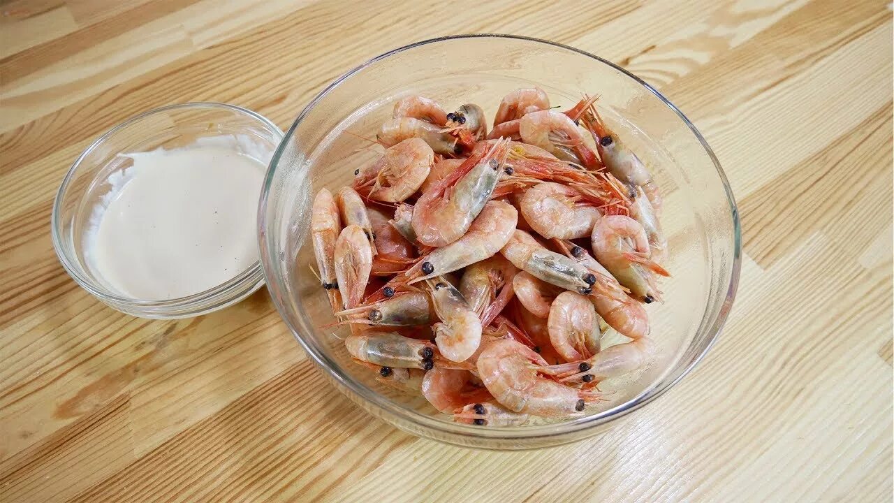 Сообщение о морепродуктах. Креветки на тарелке. Креветки при диабете. Креветки без головы. Калорийность креветок вареных.