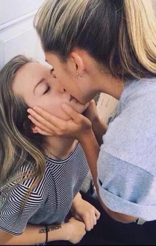 Lesbian person. Lesbian person. Подруги. Любовь женщины к женщине. Две подруги обнимаются.