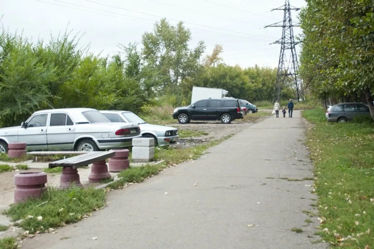 Штраф за парковку на газоне омск. Штраф за парковку на газоне омск. Паркнет-м. Парковка на газоне. Газон для парковки автомобиля.