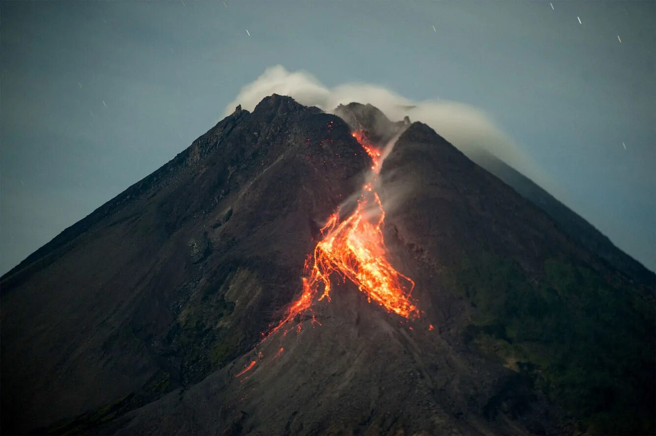 Какие вулканы в северной америке действующие. Вулкан Агунг. Вулкан Агунг извержение. Извержение агунг1963. Вулкан Мерапи высота.
