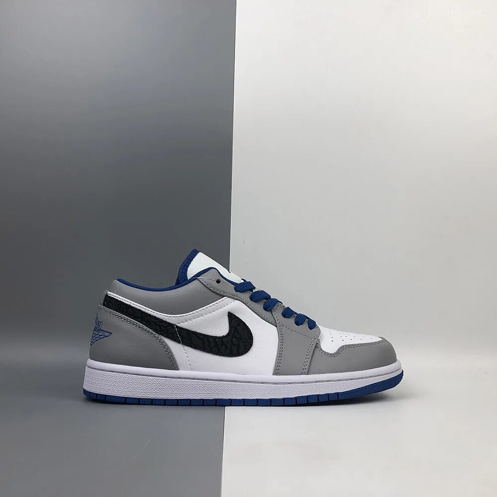 Найк 1 лоу. Nike Air Jordan 1 Grey White. Nike Air Jordan 1 Low Grey White Black. Nike Air Jordan 1 Low Grey. Nike Air Jordan 1 серые.