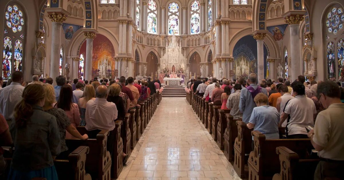 Сидеть во время службы. Church Католические протестантизм. Служба в католической церкви. Месса в католической церкви. Служба в протестантской церкви в Ирландии.