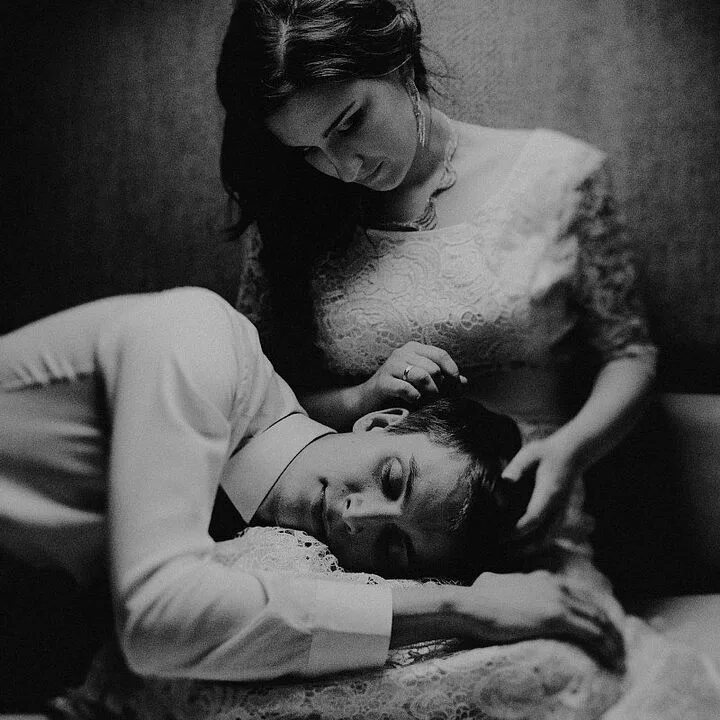 Девушка лежит на коленях парн. Лежать на коленках у парня. Лежит на коленях у мужчины. Голова на коленях у девушки. Парень лежит на коленях.