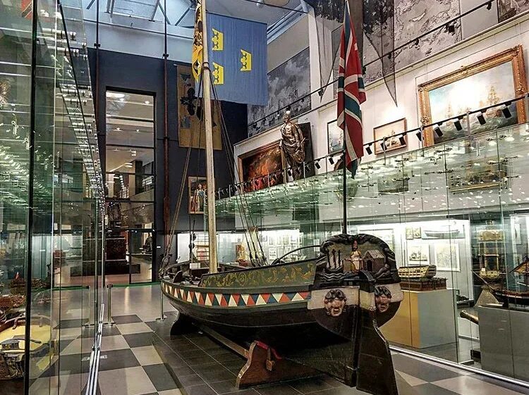 центральный военно морской музей петра. центральный военно морской музей петра 1 петербург. ботик петра 1 музей в санкт-петербурге. центральный военно-морской музей в санкт-петербурге. военно- морской музей в с- петербурге.
