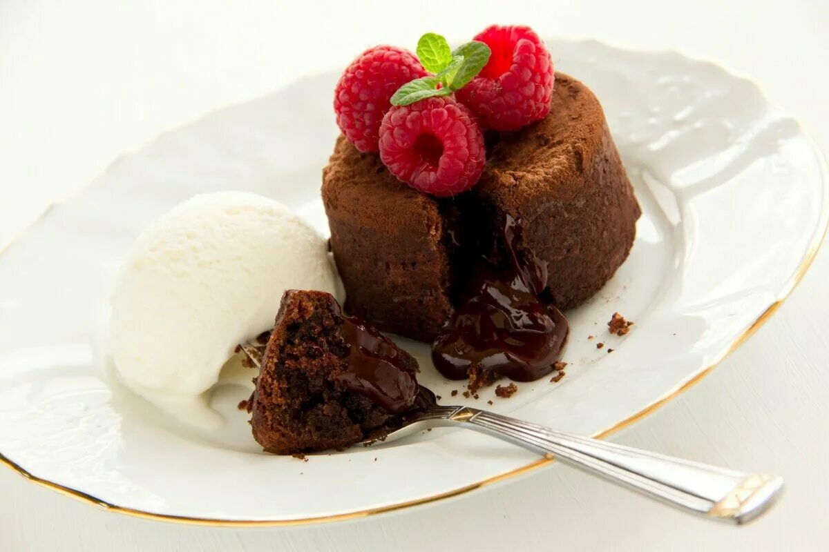 шоколадный фондан кекс. шоколадный фондан кекс. десерт брауни шоколадный. шоколадный фондан с жидким шоколадом. элегантные десерты.