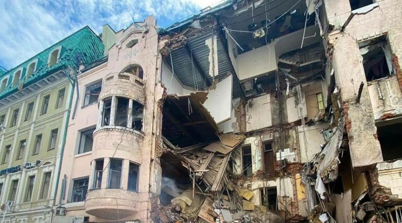 Россия разрушает украину. Разрушенные здания Украина 2022. Разрушенное здание в Харькове. Разрушенный дом в Харькове.