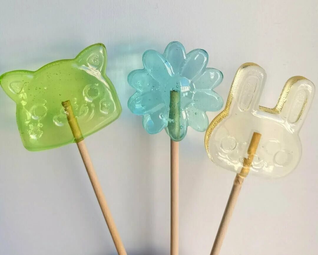 карамель изомальт. леденец прозрачный. леденец на палочке. леденцы из изомальта для торта. леденцы погремушки из изомальта.