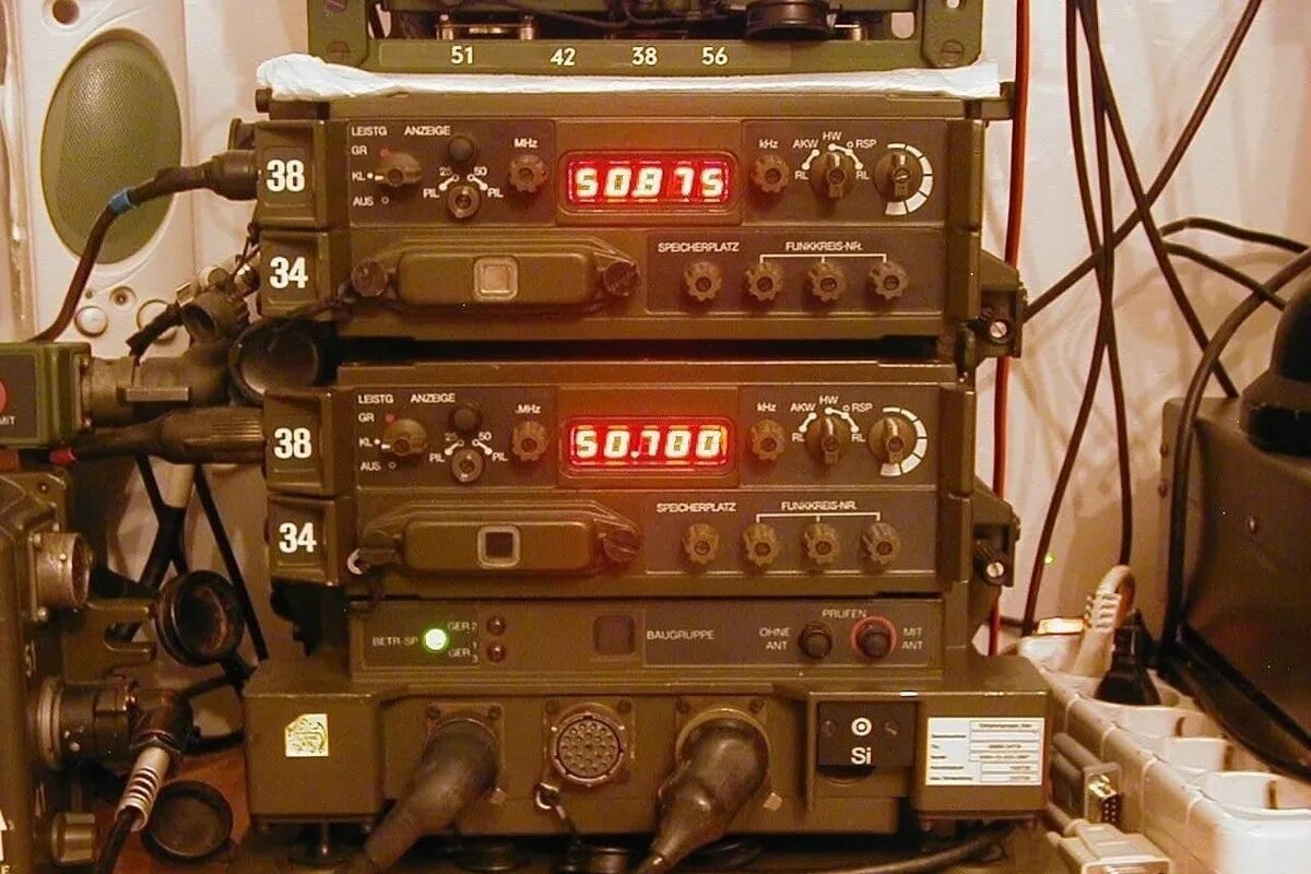 Радиостанция цифровая sem 80/90. Радиостанция Бундесвера. Радиостанция цифровая trackelectronics. Военная аналоговая радиостанция.