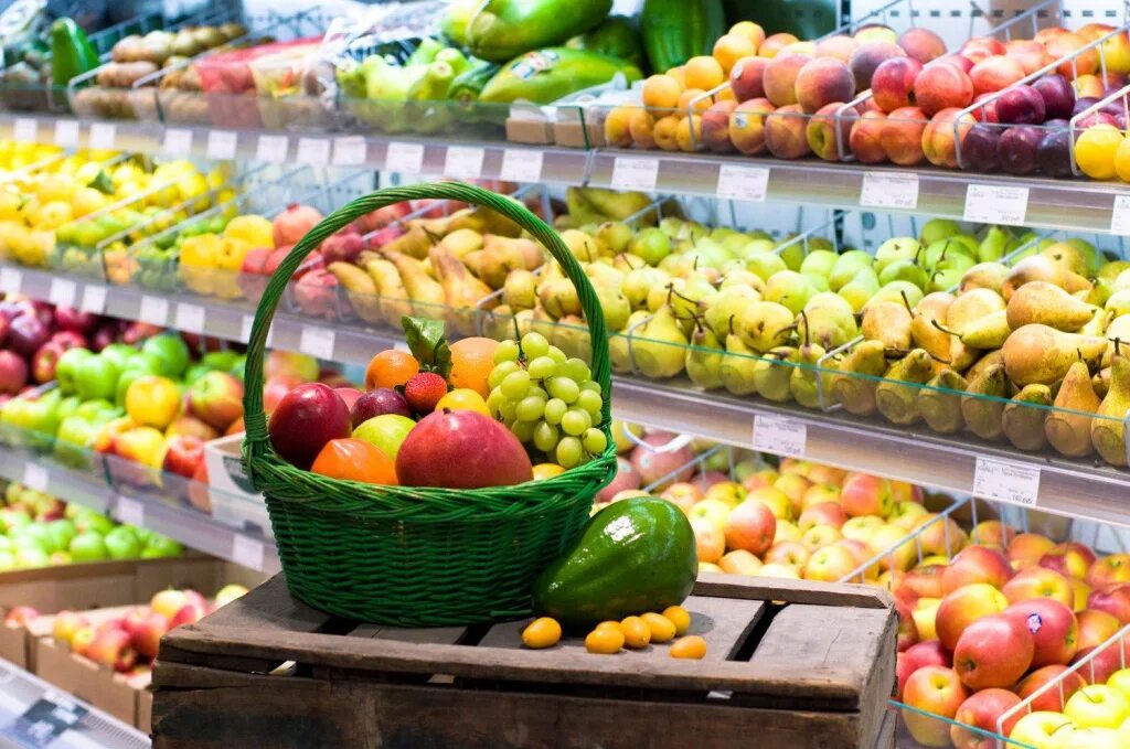 Магазины свежих продуктов. Прилавок с едой. Магазины свежих продуктов. Ассортимент овощей. Прилавок с овощами и фруктами.